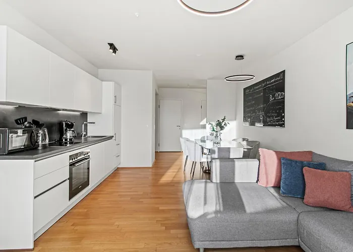 Balcony - Right At Hauptbahnhof And Belvedere *