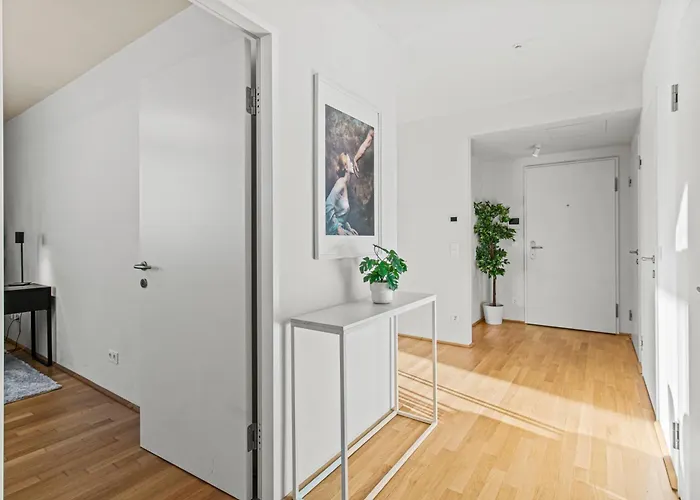 Balcony - Right At Hauptbahnhof And Belvedere *