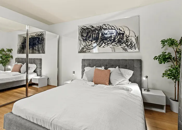 Balcony - Right At Hauptbahnhof And Belvedere *
