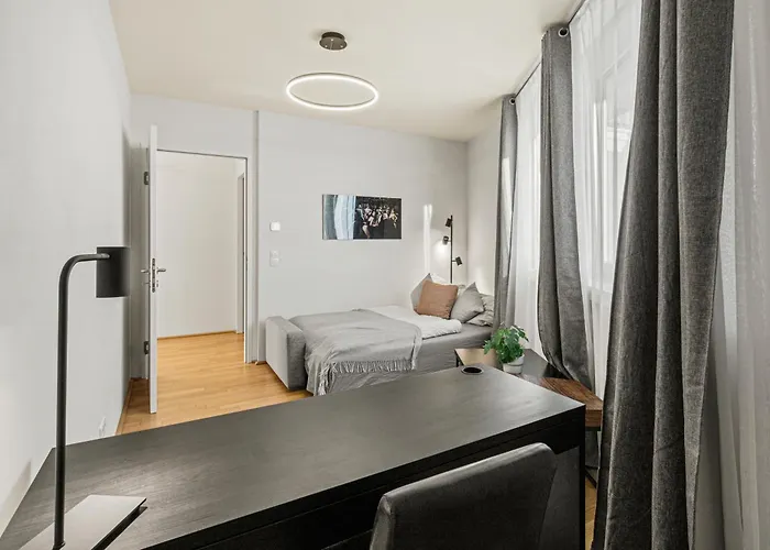 Balcony - Right At Hauptbahnhof And Belvedere *